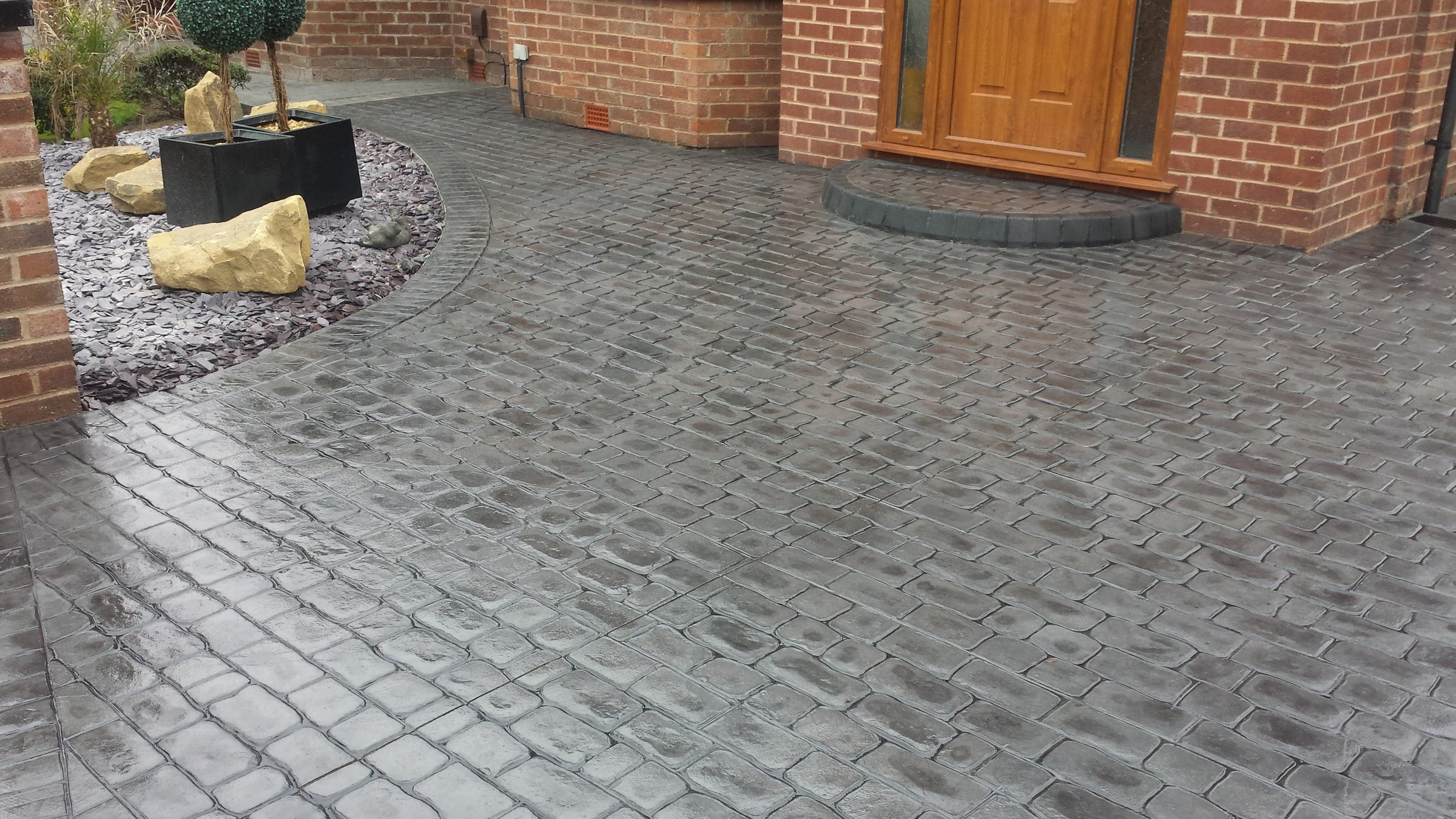 Swiss Seal Countryside Cobble Dove Grey Driveway and Patio Sealer: easy-to-apply dove grey container with roller on white.